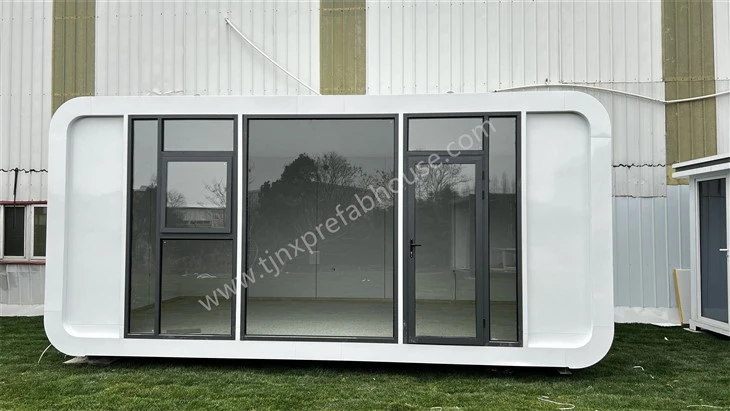 Montažna hiša Apple Cabin s sodobnim dizajnom